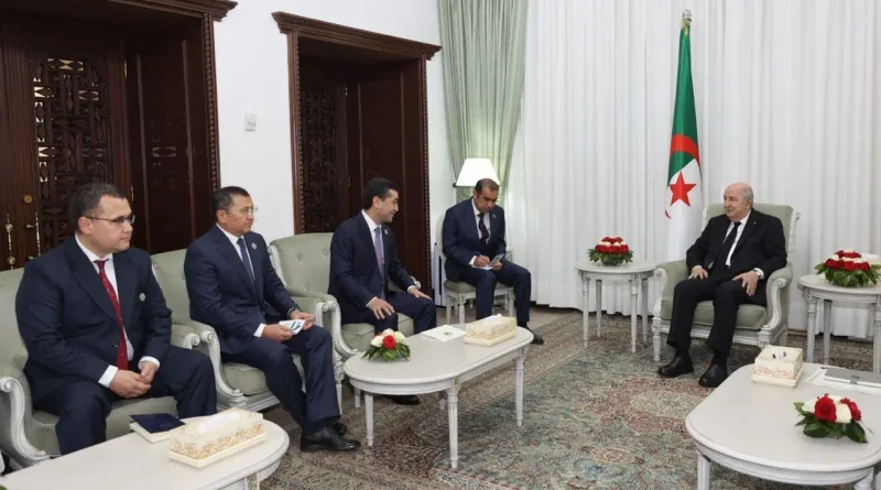 Le président de la République reçoit le ministre ouzbek des Affaires étrangères