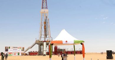 Le Premier ministre copréside avec son homologue nigérien le lancement des travaux de forage du puits d&rsquo;exploration Kafra Sud-Est 1