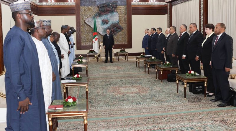 Le président de la République observe une minute de silence à la mémoire des victimes des incendies ayant touché certaines wilayas du centre et de l&rsquo;est du pays